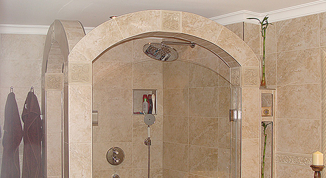 Verwendung von Keramischen Fliesen in Verbindung mit Naturstein.